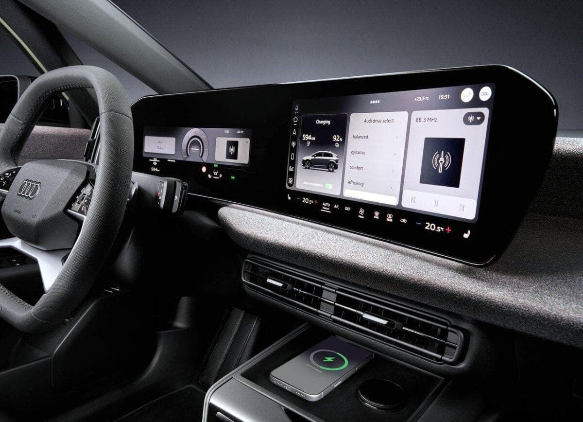 Audi A2 e-tron'un dijital kokpiti, geniş multimedya ekranı, dijital gösterge paneli ve direksiyonu.