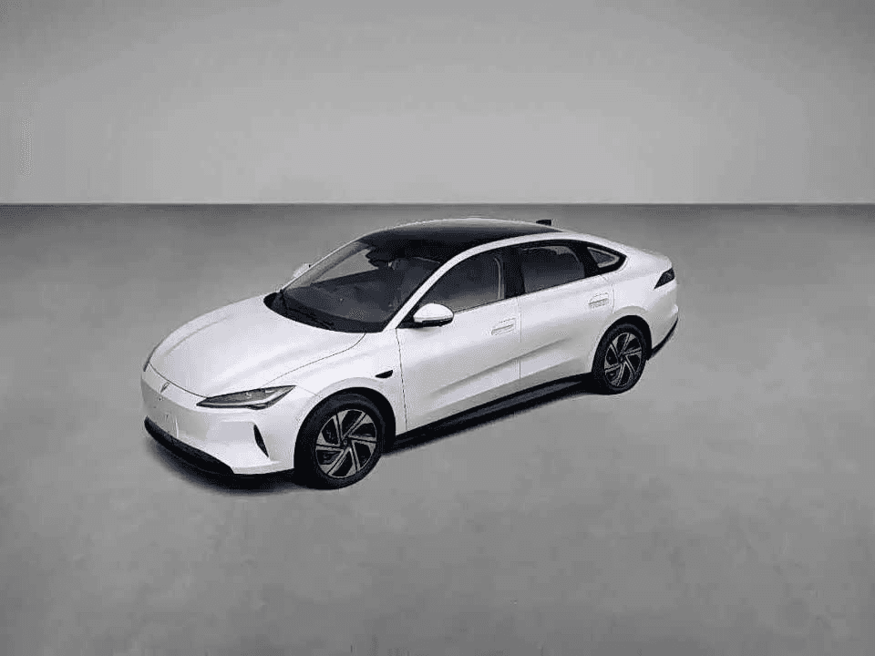 Jetta M6 elektrikli sedanın bagaj bölmesi ve yükleme alanı.