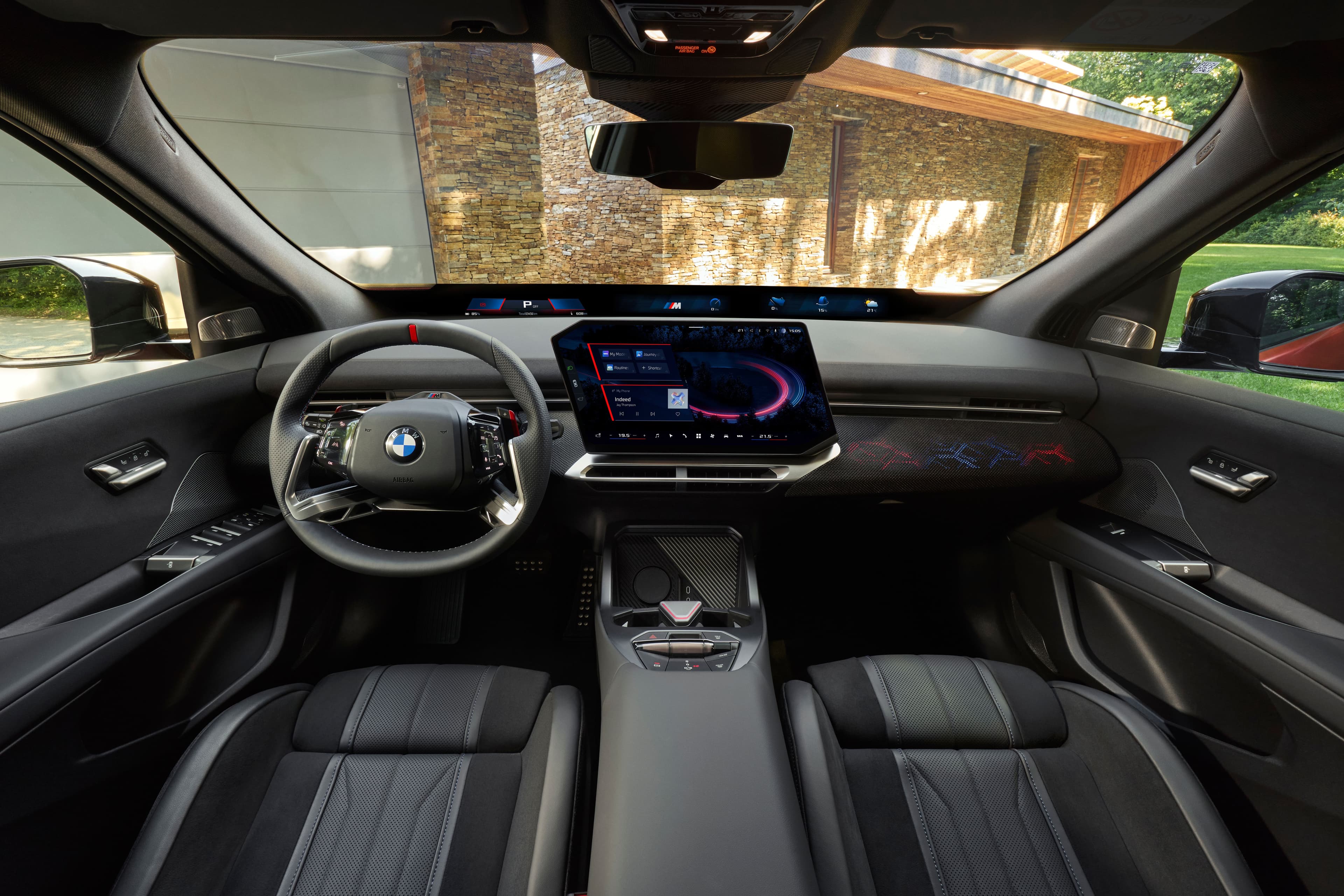 BMW Panoramic Vision ve 17,9 inç merkezi dokunmatik ekrana sahip 2027 BMW iX4 iç mekânı.